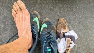 泥だらけの靴と靴下と足
