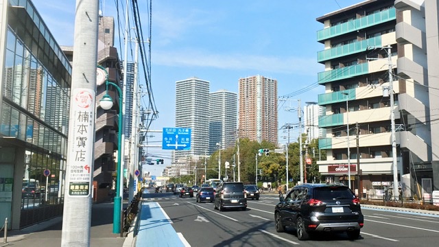 綱島街道から望む武蔵小杉のタワマン群