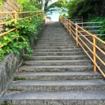 稲城市矢野口の遊歩道「巨人への道」