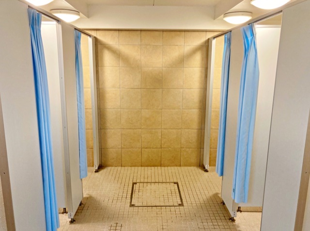 多摩市立陸上競技場のシャワー室