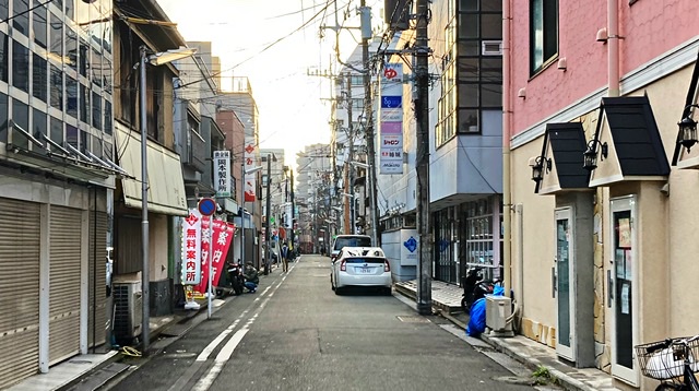 横浜市中区伊勢佐木町の銭湯「利正館」が建つ通り