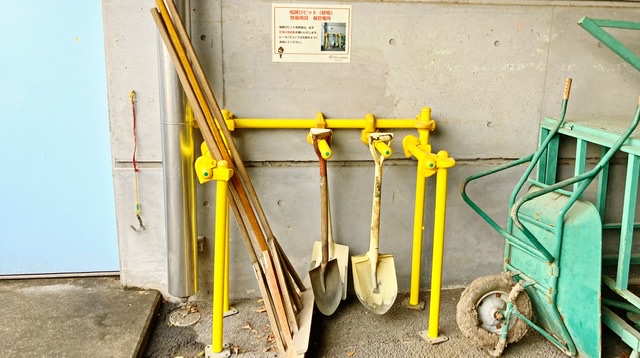 武蔵野陸上競技場の走り幅跳びピットの整備器具