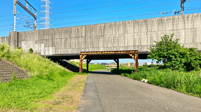 鶴見川左岸の東海道新幹線高架下