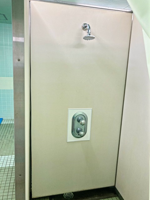 稲城市総合グラウンドの更衣室シャワー
