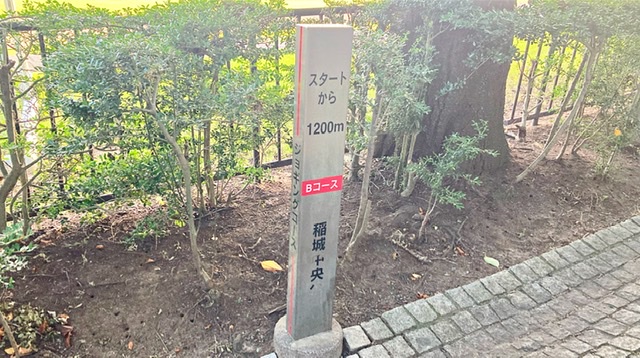 稲城市総合グラウンドのジョギングコースの距離表示
