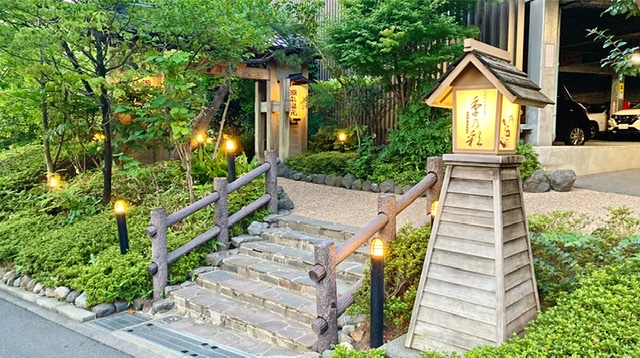 稲城のスーパー銭湯「季乃彩」の入り口の灯篭