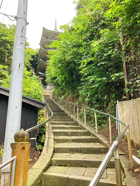 神奈川県藤沢市片瀬の龍口寺の五重塔