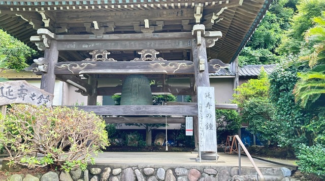 神奈川県藤沢市片瀬の龍口寺の釣鐘