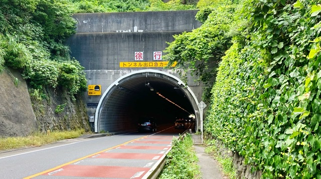 伊勢山トンネルで歩道が終わる