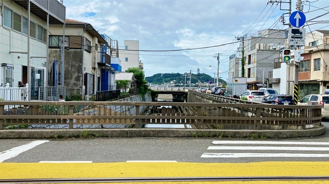 江ノ電の腰越駅手前の端から見える江ノ島