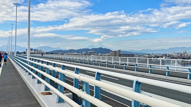 湘南大橋から望む富士山