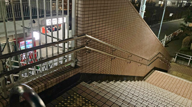 渋谷区の銭湯「さかえ湯」へ下る階段