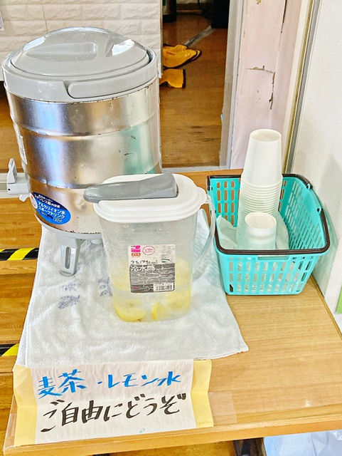 横浜市鶴見区の銭湯「いやさか湯」のレモン水と麦茶