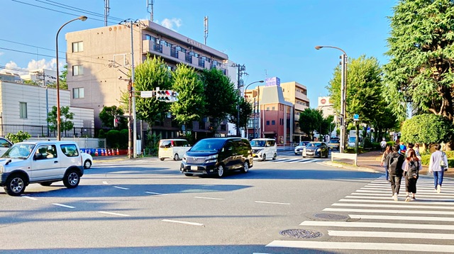 武蔵野病院前交差点で要町通り通過