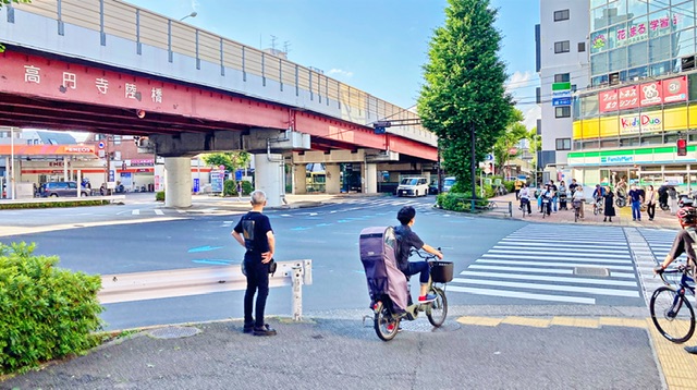 高円寺陸橋下交差点で青梅街道を横断