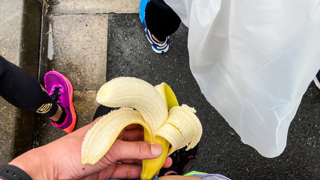 フロストバイトレースのゴール後に配布されたバナナ
