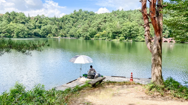 大平森林公園の大平堤で釣りをする人